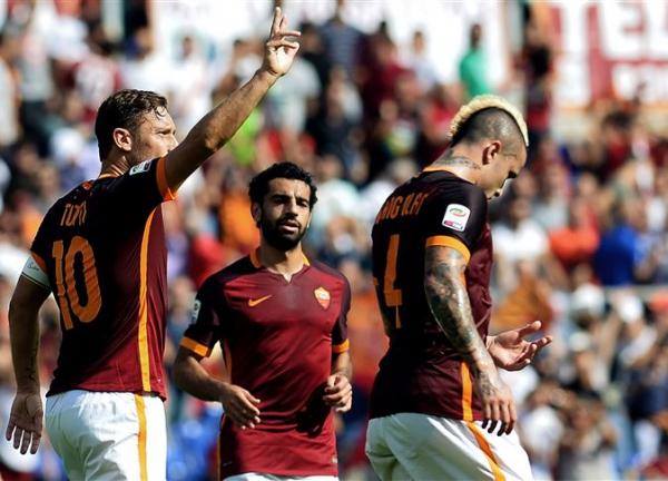 محمد صلاح مع الأسطورة توتي في روما