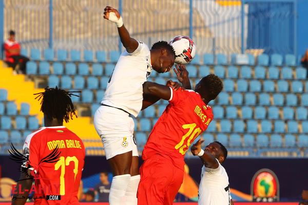 سقوط بالجملة على أرضية الملعب وحرب الأطوال تشتعل بين لاعبي غانا وغينيا بيساو 