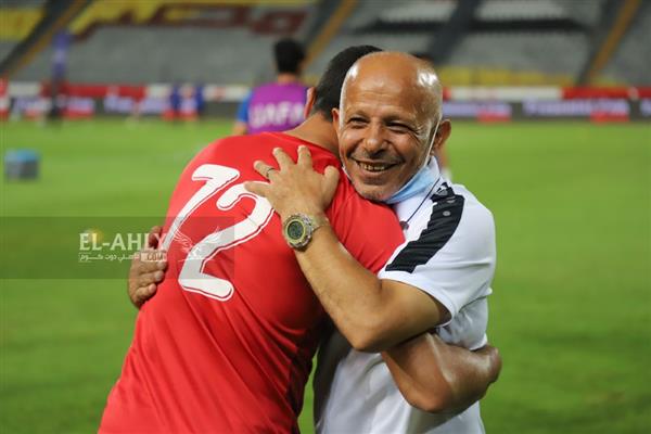 تحية السولية وأحمد فتحي لمسئولي الإسماعيلي قبل انطلاق مباراة الأهلي