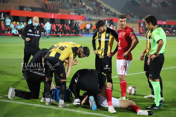 إصابة قوية لأكرم توفيق في مباراة المقاولون العرب