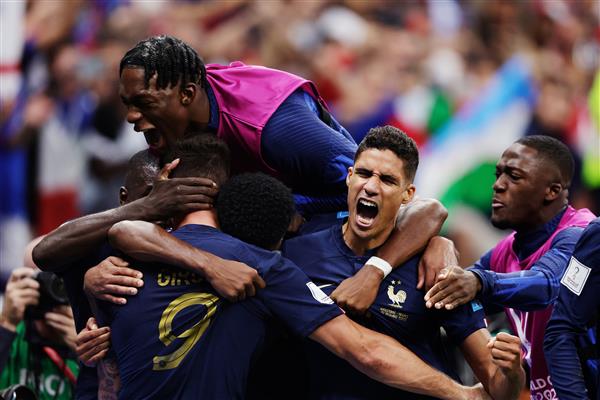 مشاعر مختلطة بين الفرح والحزن والندم.. شاهد صور فوز فرنسا على انجلترا 2-1
