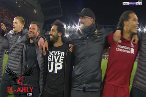 احتفال محمد صلاح مع لاعبي ليفربول بعد المباراة التاريخية امام برشلونة