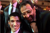 صور مجدي عبد الغني مع سواريز نجم ليفربول في إحتفال الأفضل 
