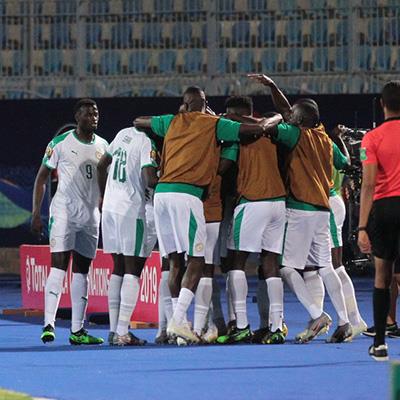 إصابة مخيفة واحتفالات جماعية وجماهير مصرية في أبرز صور مباراة السنغال وتنزانيا